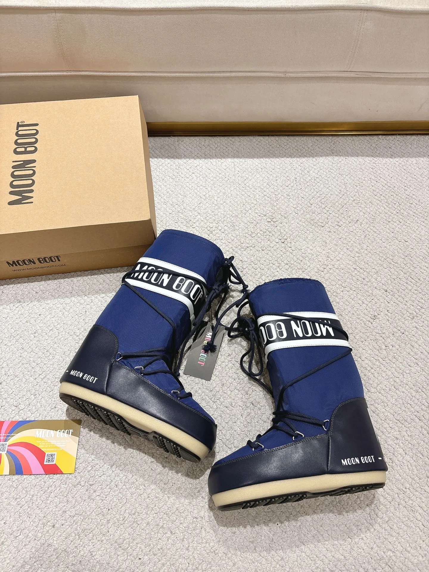 P660 Moon Boot 2025 vs. Autumn and winter popular snow boots series... [Ugly Moon Snow Boots] Forget UGG, fashionable people are wearing Moon Boot snow boots. If you find it difficult to accept the revival of UGG, then there is now a more alternative snow boot that is back, with an inner diameter of 4 cm. That is the Moon Boot. It was already very popular in the millennium. Back then, Paris Hilton and Victoria Beckham Celebrities often wear it, and now the Y2K trend is popular again. The same style is worn by young people in QQ shows, and the ugly snow boots that are shown in thousands of people have become popular again, regardless of men and women. They look slim but warm and easy to wear... ❶Fabric: Original custom/cowhide/woven wool/high mercerized waterproof cloth ❷Inner: original 100% silk cotton liner ❸foot: original 100% silk cotton liner ❹ Outsole: Original molded two-color non-slip outsole ❺ Sole thickness: 4cm (including **) ❻ Code number: 35/38; 39/41; ❼ Packaging: Original full set of packaging ☀ Color: Official website updated simultaneously